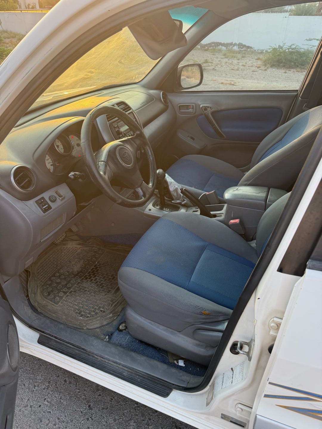 Car Image 2003 TOYOTA RAV4 Base