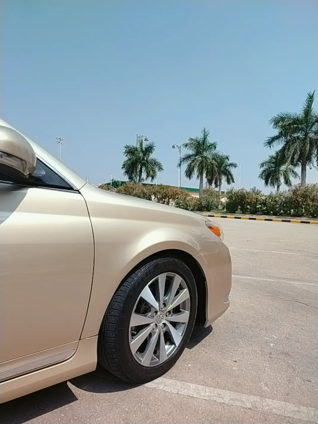 Car Image 2012 TOYOTA AVALON XLS