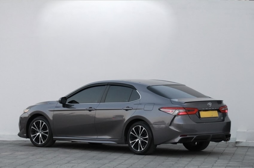 Car Image 2018 TOYOTA CAMRY SE