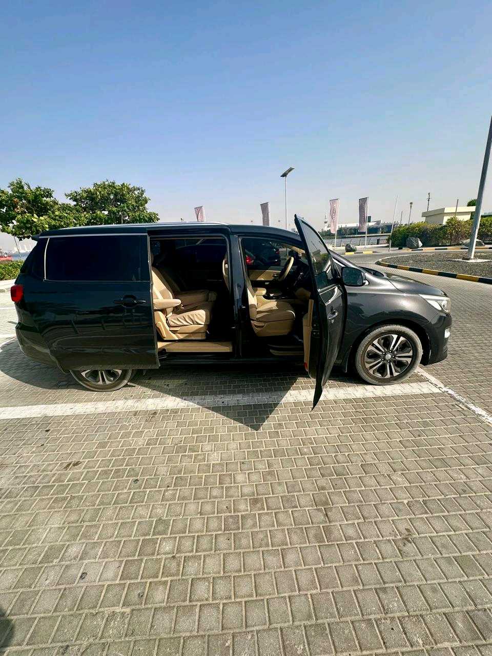 Car Image 2019 KIA CARNIVAL LX