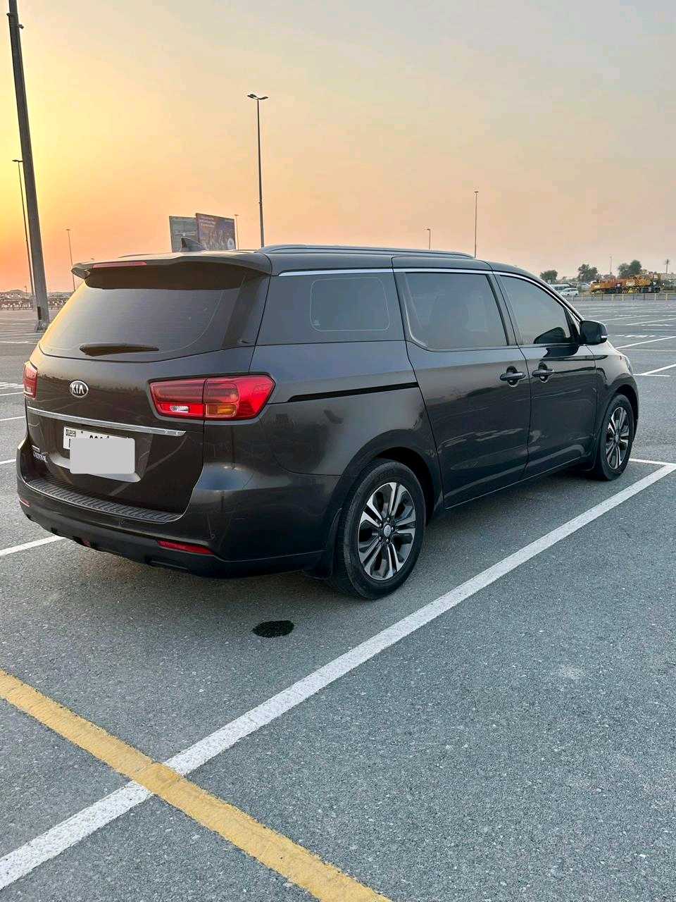 Car Image 2019 KIA CARNIVAL LX