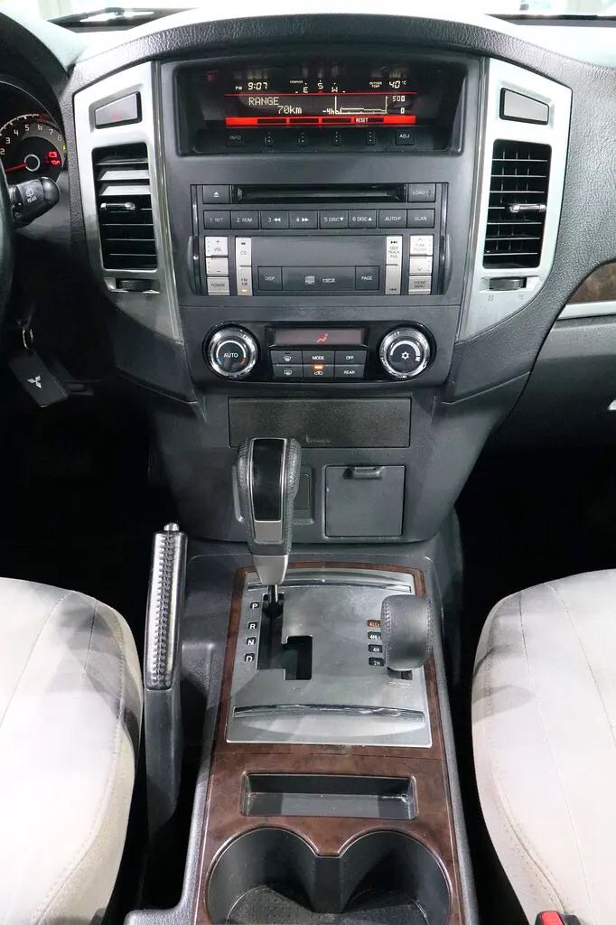 Car Image 2015 MITSUBISHI PAJERO GLS