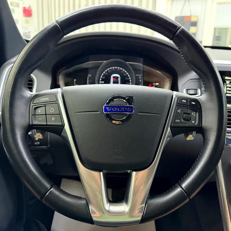 Car Image 2016 VOLVO XC60 