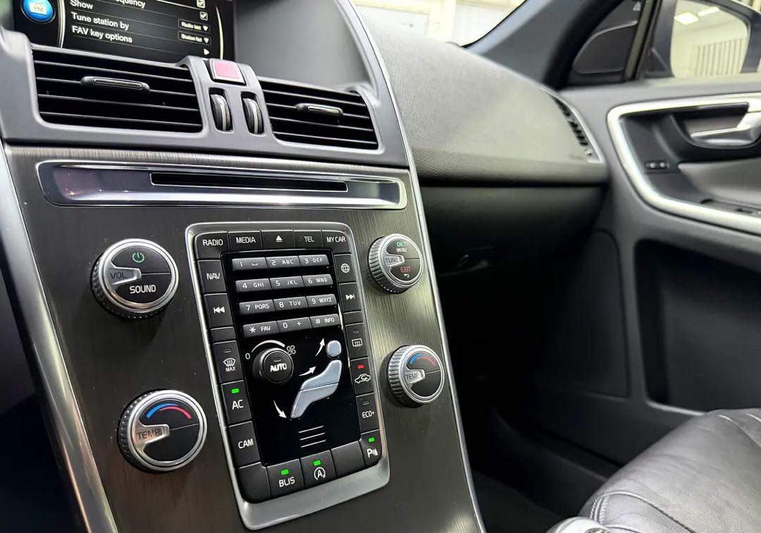 Car Image 2016 VOLVO XC60 