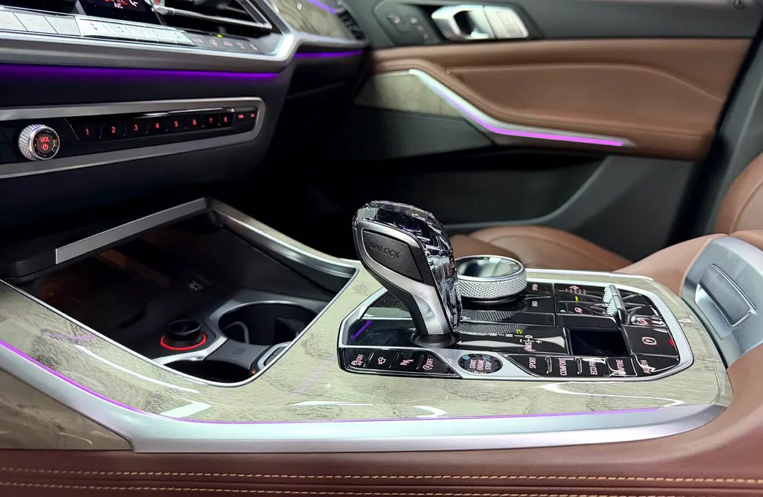 Car Image 2020 BMW X7 40