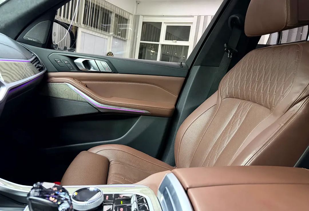 Car Image 2020 BMW X7 40
