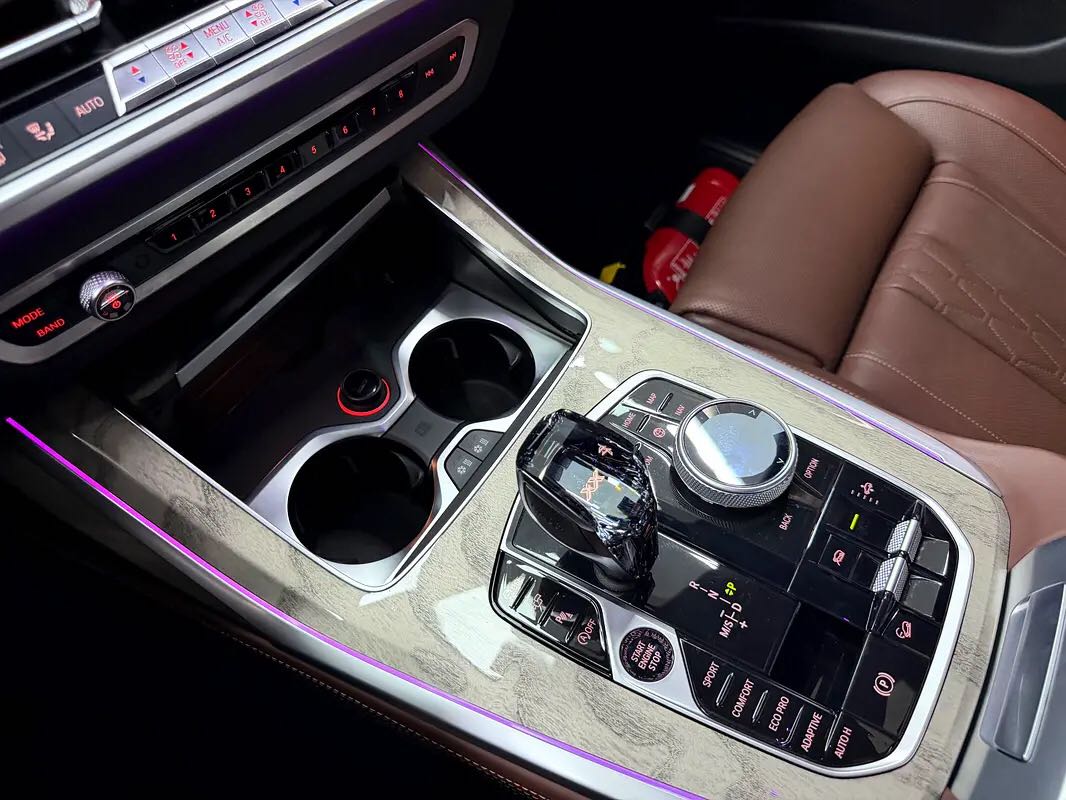Car Image 2020 BMW X7 40