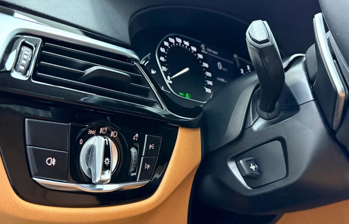 Car Image 2021 BMW 5 SERIES 520