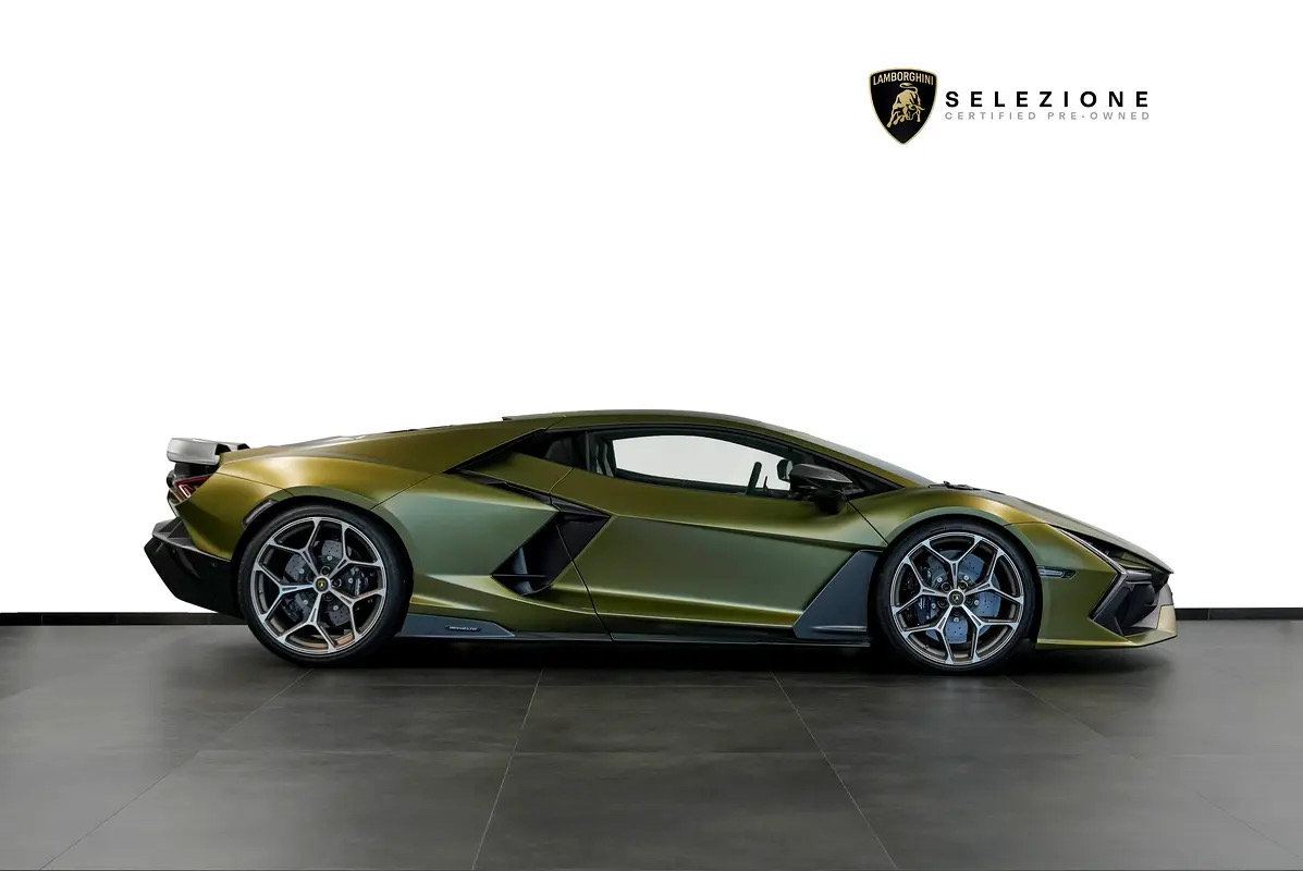 Car Image 2025 LAMBORGHINI Revuelto 