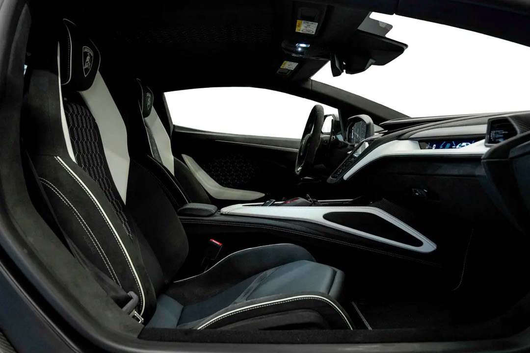 Car Image 2025 LAMBORGHINI Revuelto 