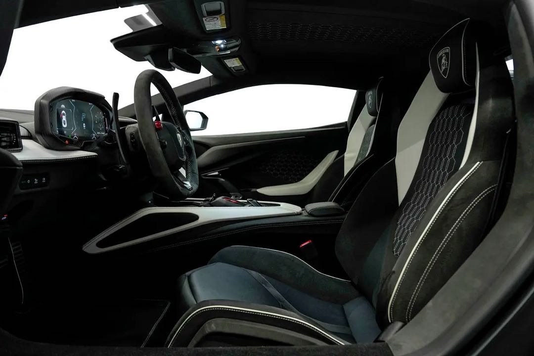 Car Image 2025 LAMBORGHINI Revuelto 