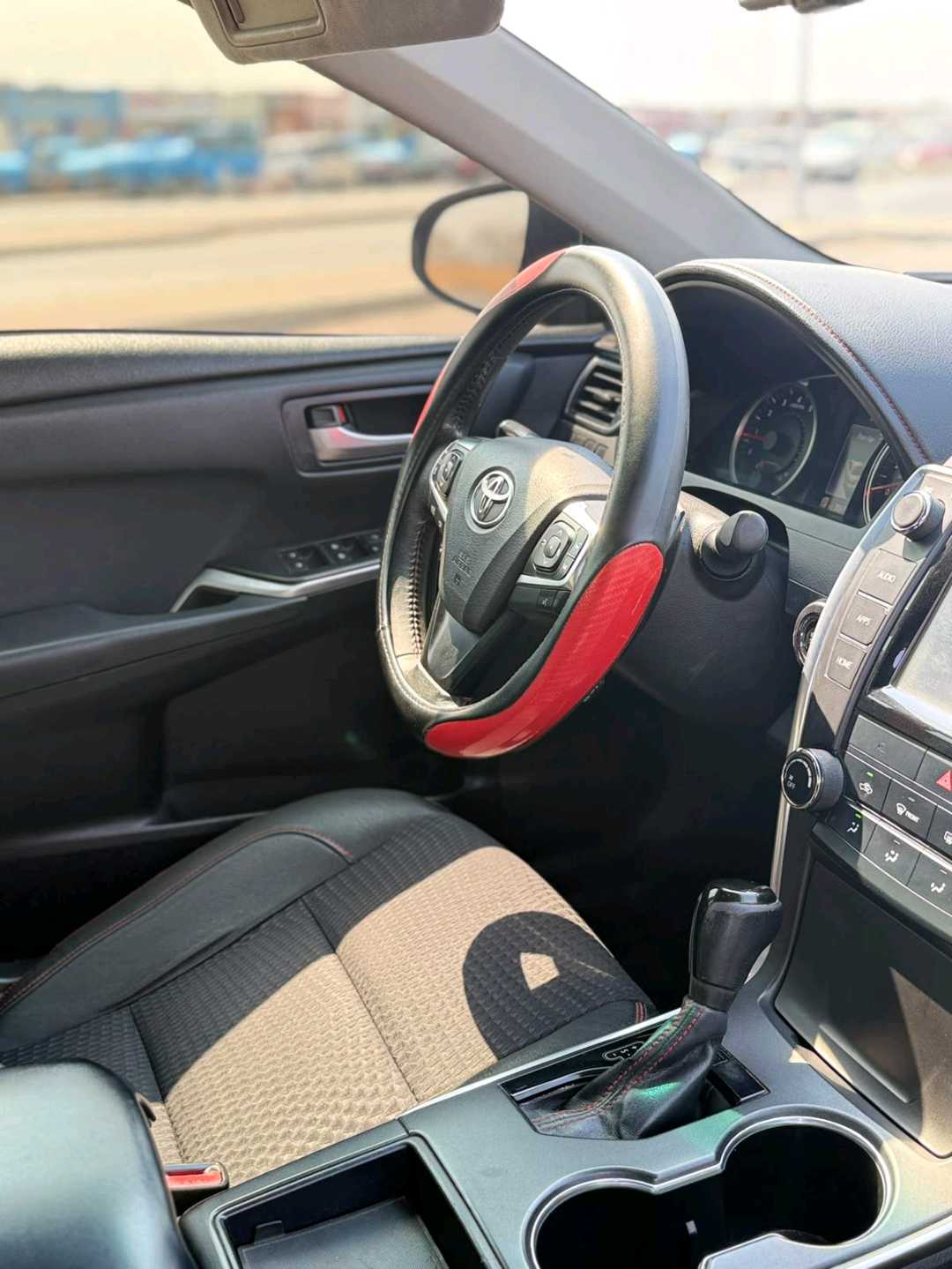 Car Image 2015 TOYOTA CAMRY SE