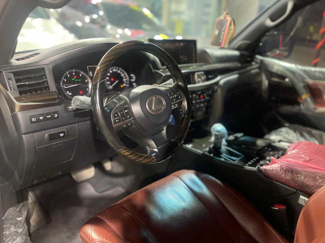 Car Image 2018 LEXUS LX 570