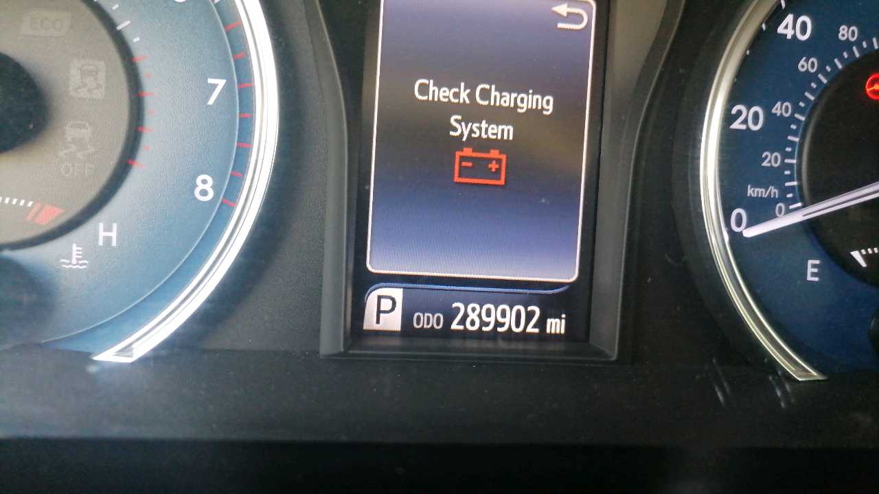 Car Image 2015 TOYOTA CAMRY LE