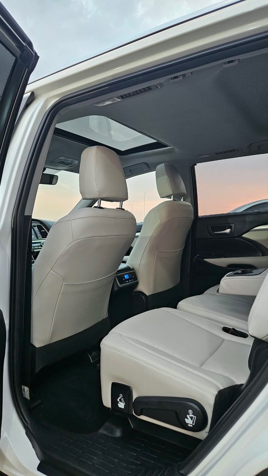 Car Image 2019 TOYOTA HIGHLANDER XLE