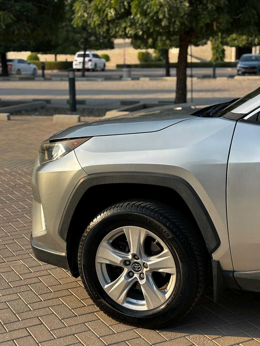 Car Image 2019 TOYOTA RAV4 XLE