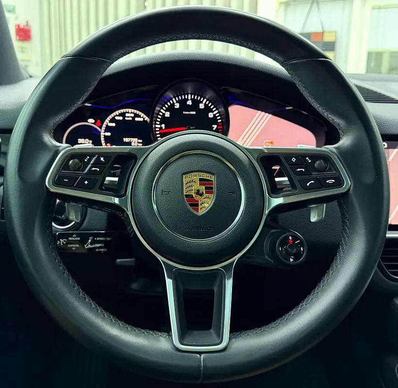 Car Image 2018 PORSCHE CAYENNE Standard