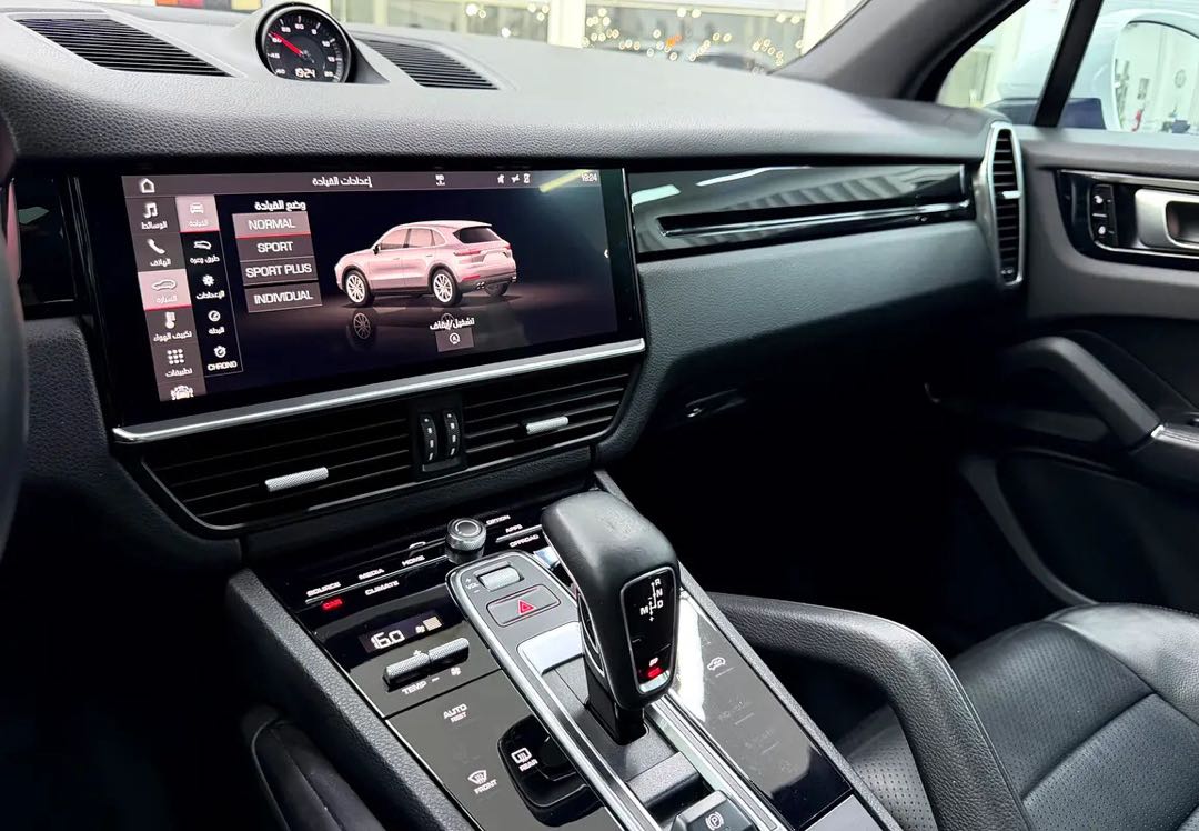 Car Image 2018 PORSCHE CAYENNE Standard
