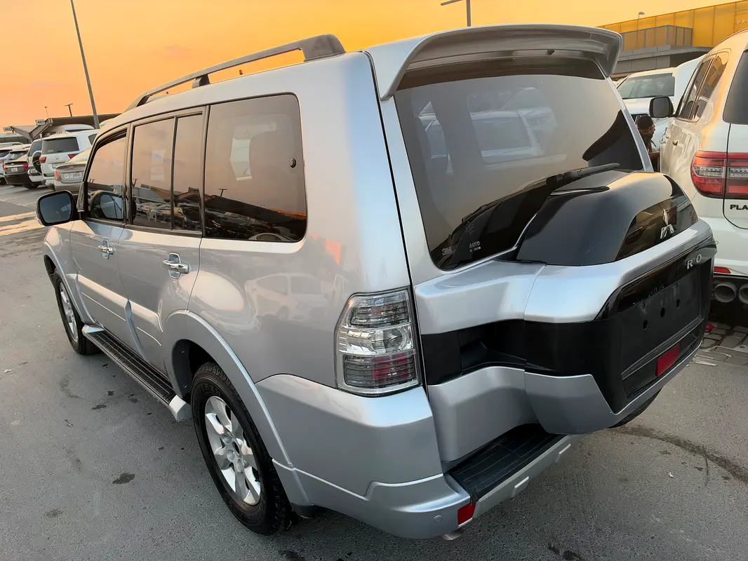 Car Image 2015 MITSUBISHI PAJERO GLS