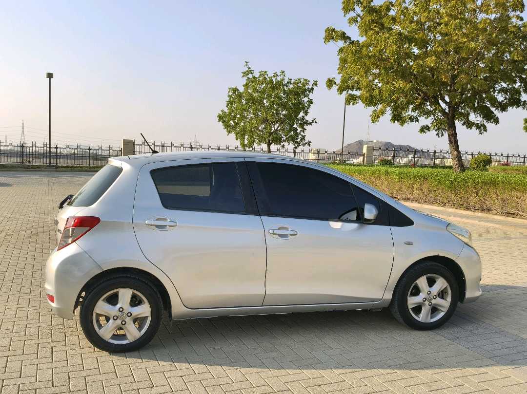 Car Image 2013 TOYOTA YARIS SE