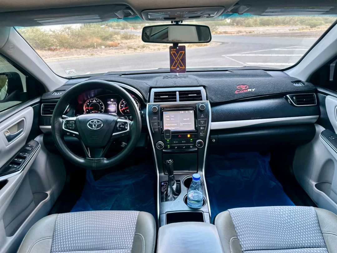 Car Image 2015 TOYOTA CAMRY SE