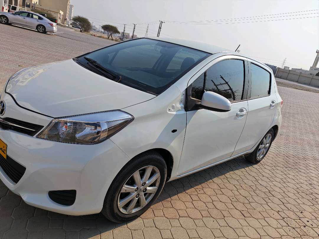 Car Image 2013 TOYOTA YARIS SE