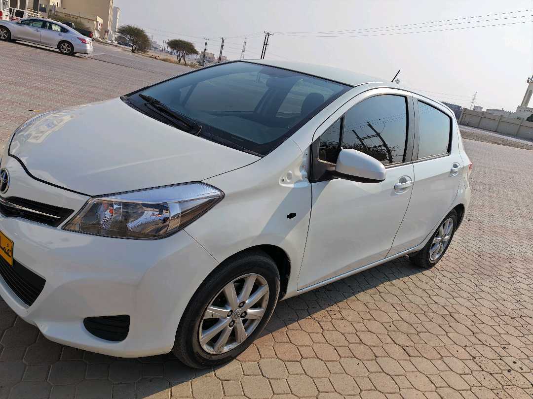 Car Image 2013 TOYOTA YARIS SE