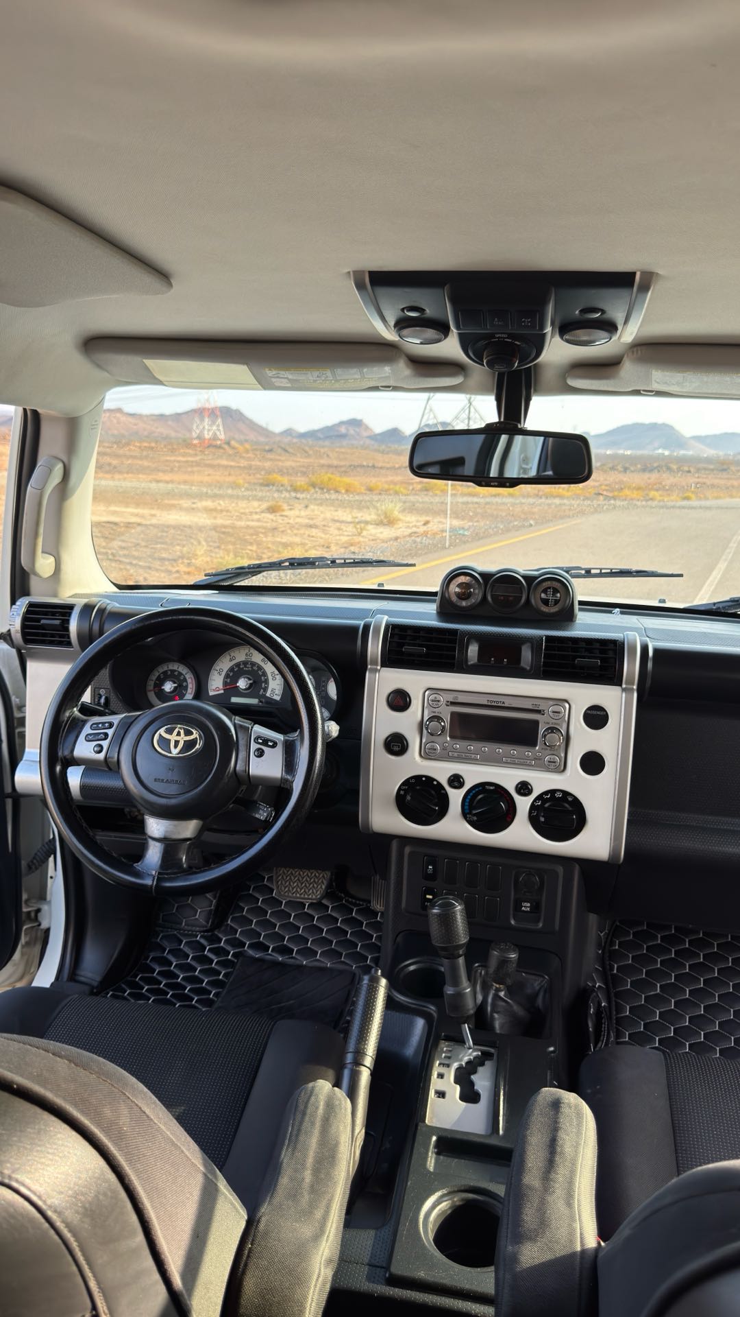 Car Image 2014 TOYOTA FJ CRUISER 