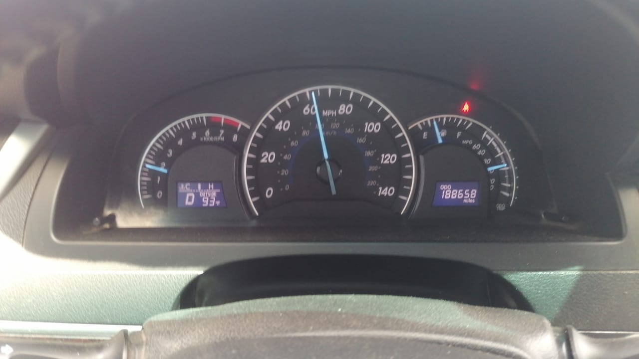 Car Image 2014 TOYOTA CAMRY XLE