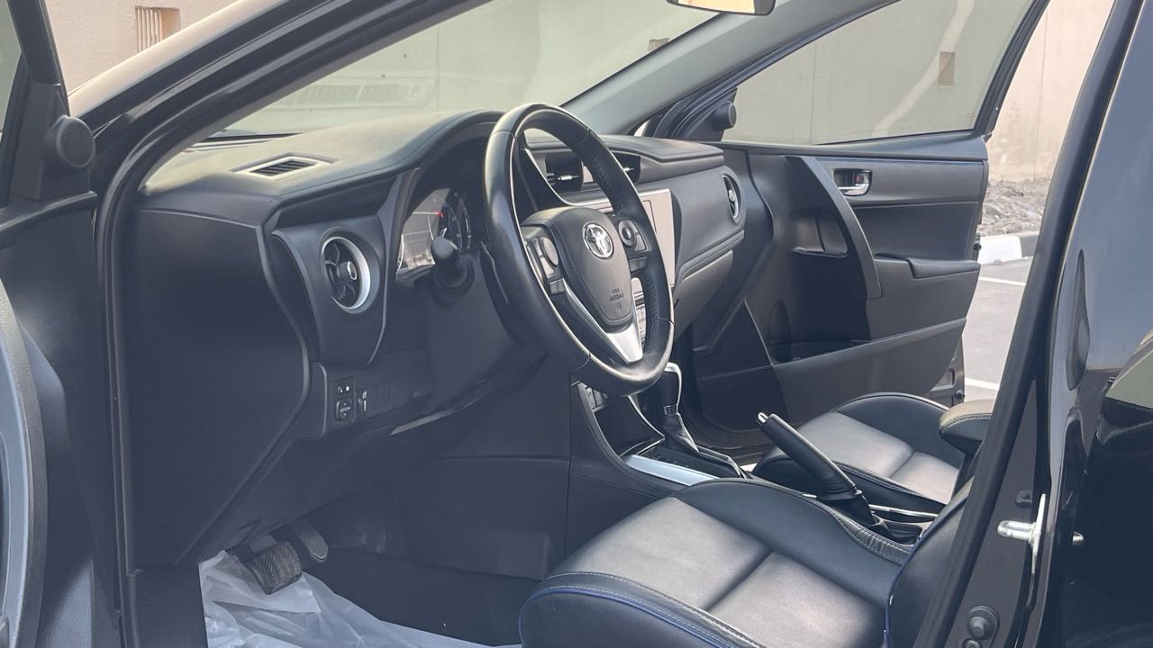 Car Image 2018 TOYOTA COROLLA XSE