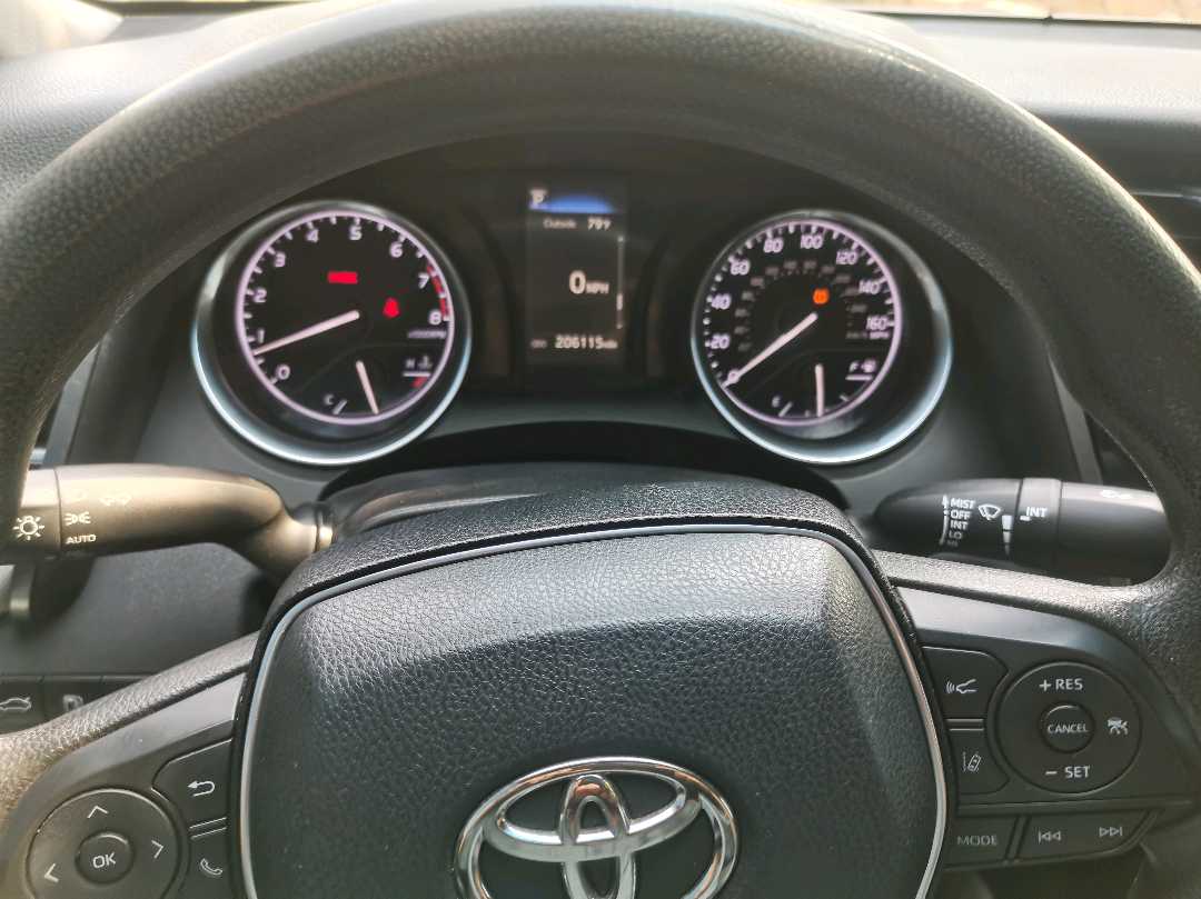Car Image 2018 TOYOTA CAMRY LE