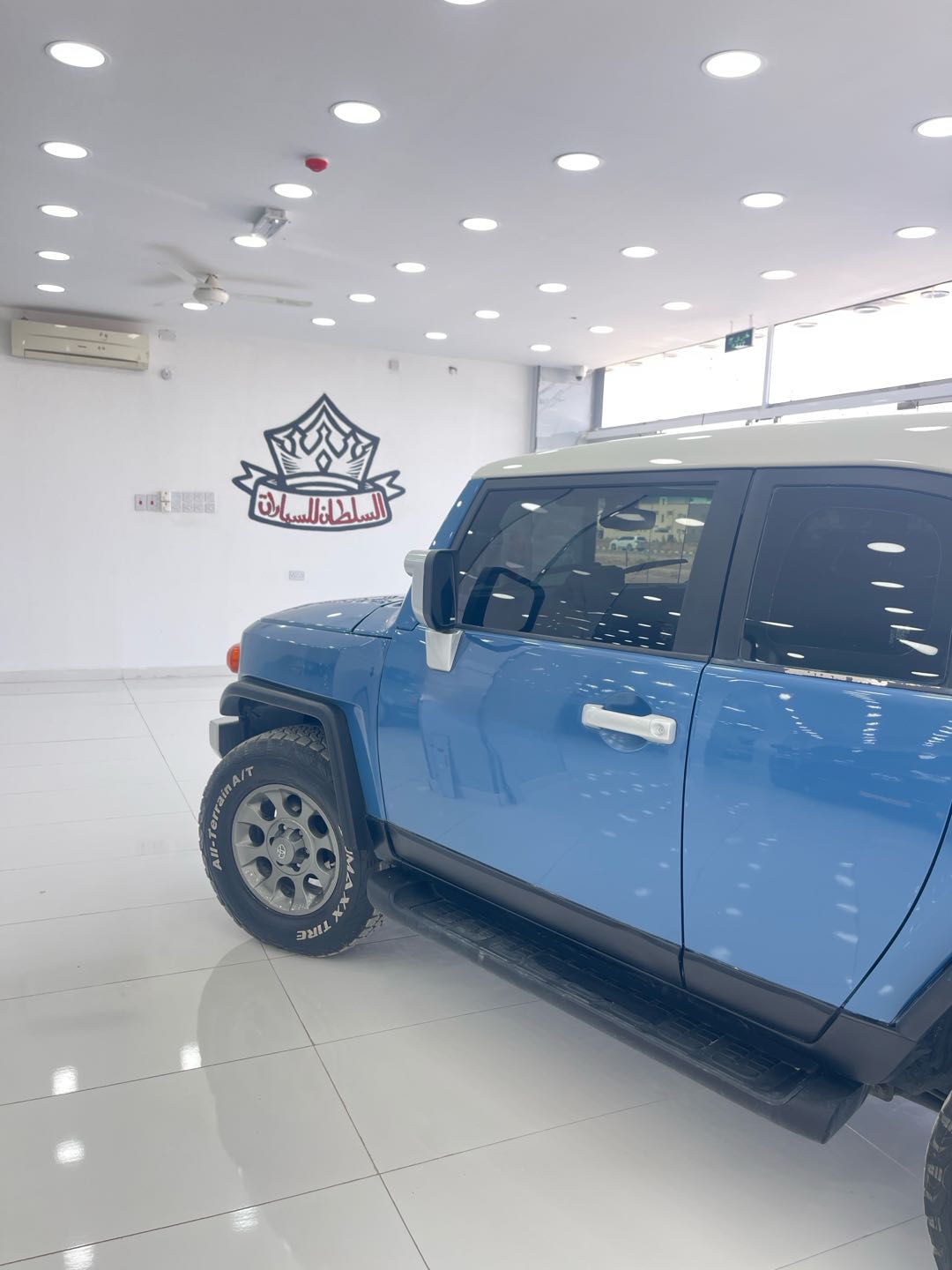 Car Image 2012 TOYOTA FJ CRUISER 
