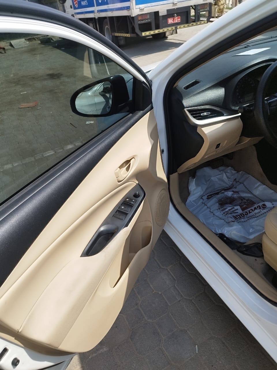 Car Image 2019 TOYOTA YARIS E