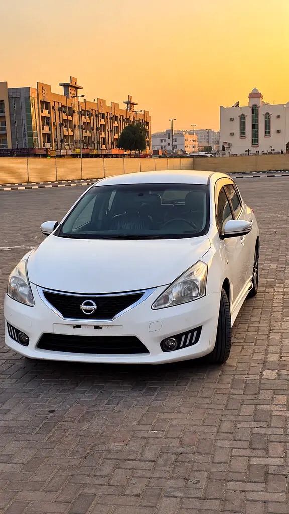 NISSAN TIIDA 2015