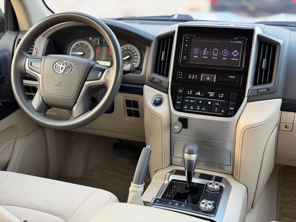Car Image 2019 TOYOTA LAND CRUISER GX