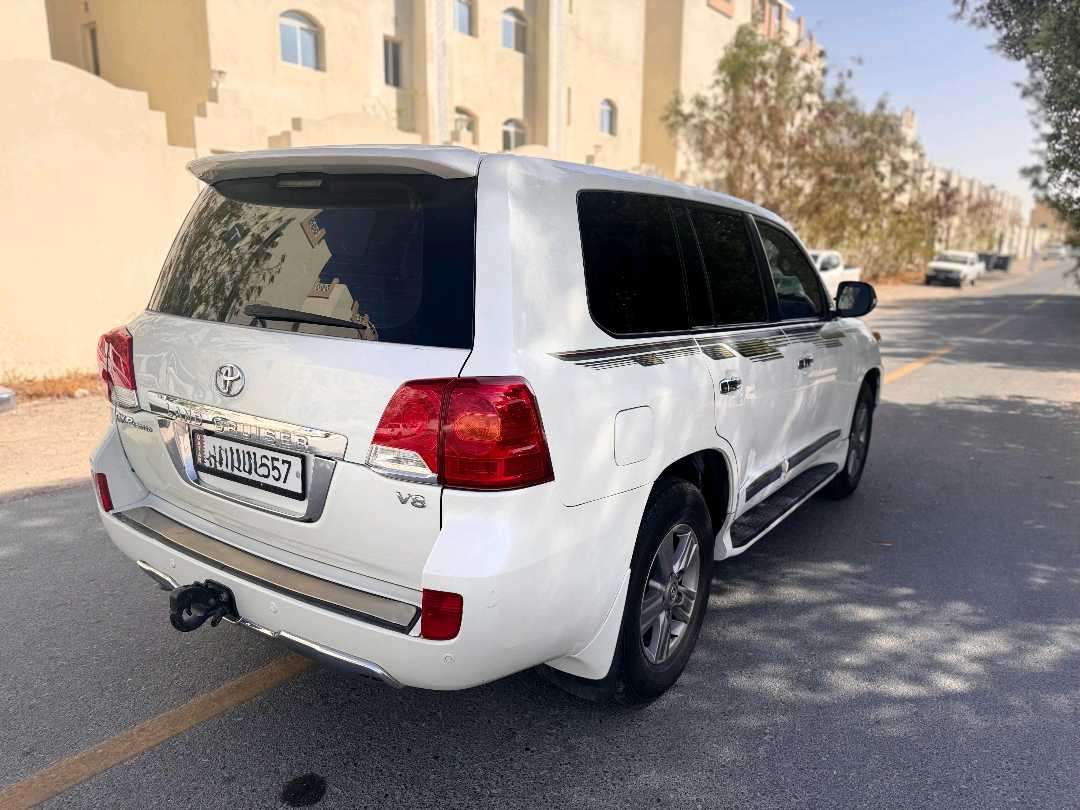 Car Image 2013 TOYOTA LAND CRUISER 