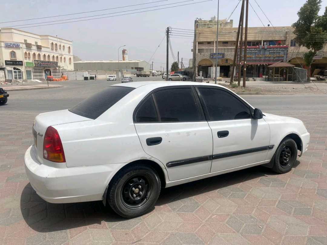 Car Image 2003 HYUNDAI ACCENT 