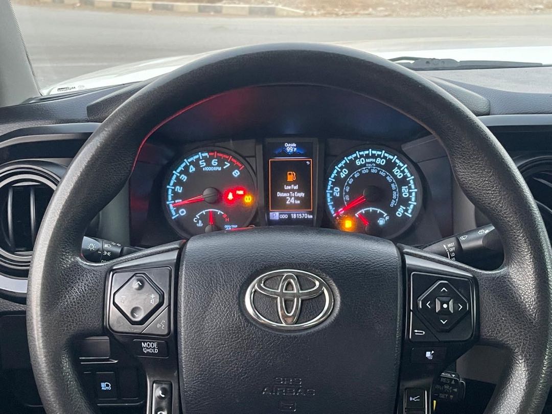 Car Image 2018 TOYOTA TACOMA SR5