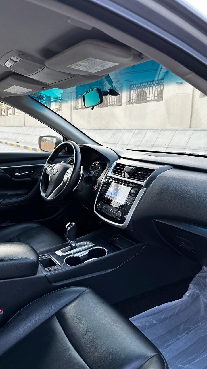 Car Image 2018 NISSAN ALTIMA SR