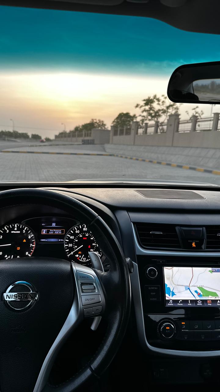 Car Image 2018 NISSAN ALTIMA SR