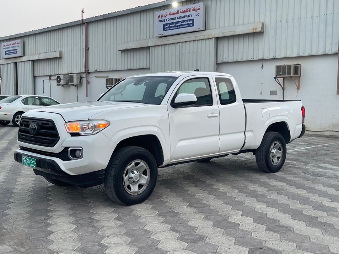 Car Image 2018 TOYOTA TACOMA SR5