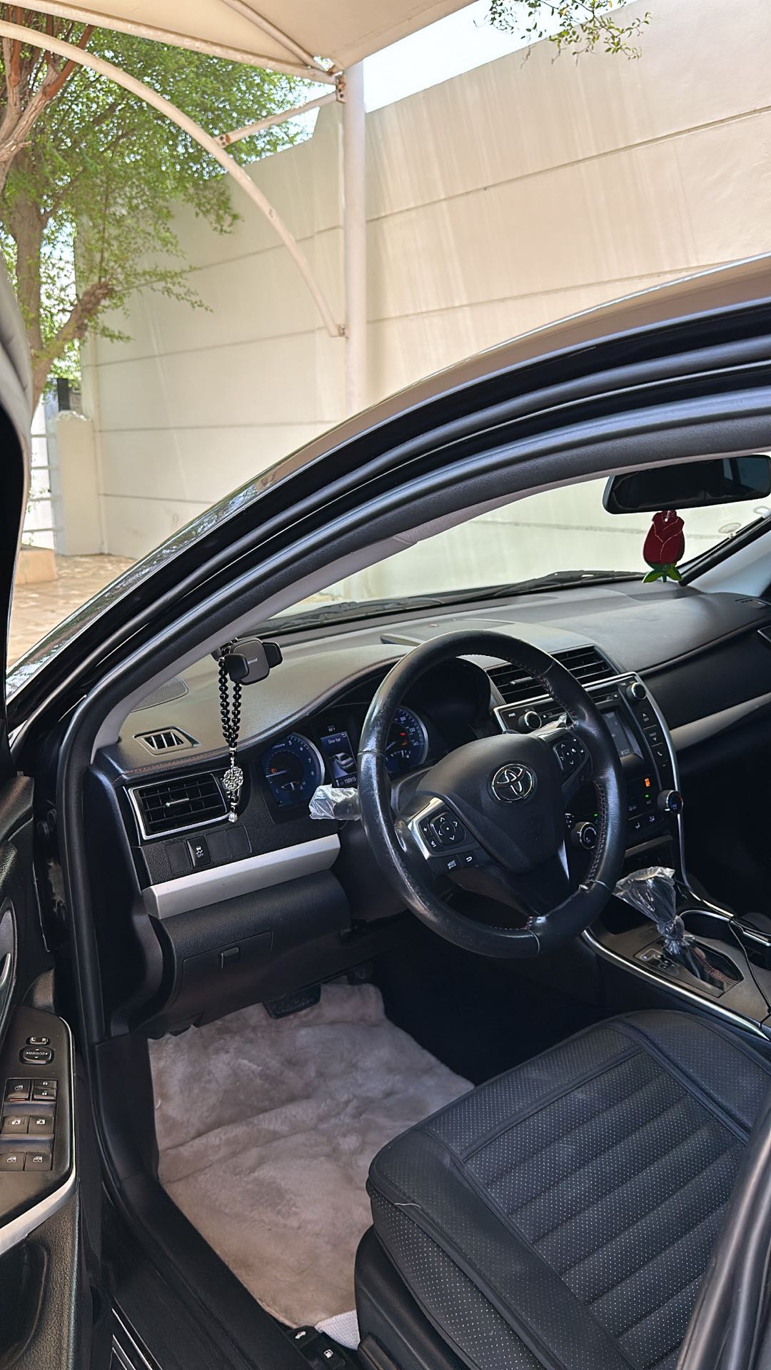 Car Image 2016 TOYOTA CAMRY LE