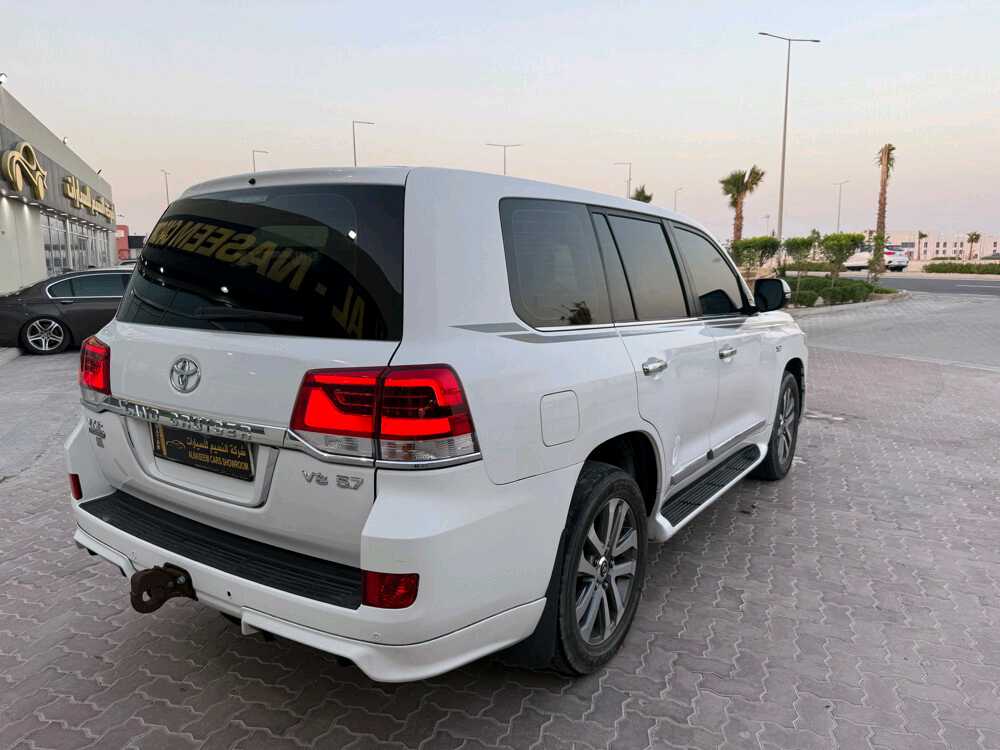 Car Image 2019 TOYOTA LAND CRUISER Nismo