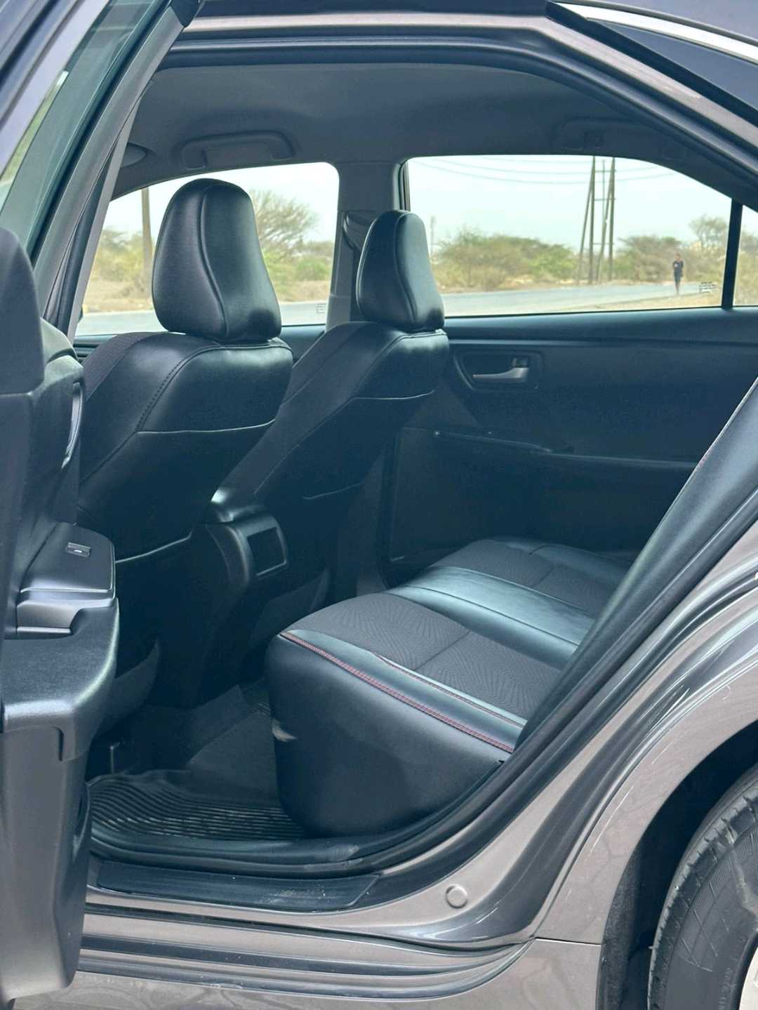 Car Image 2017 TOYOTA CAMRY SE