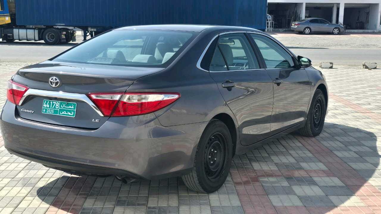 Car Image 2017 TOYOTA CAMRY LE