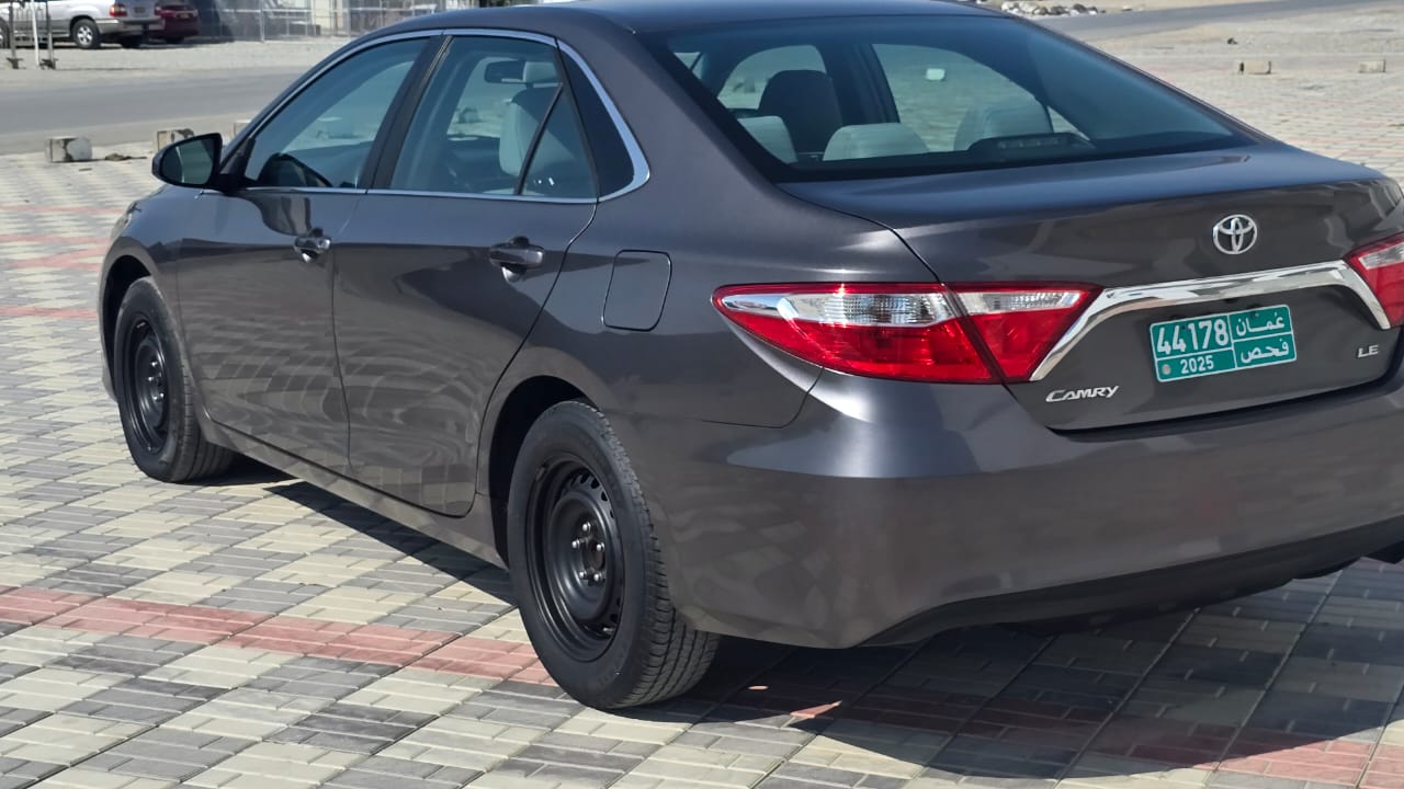 Car Image 2017 TOYOTA CAMRY LE