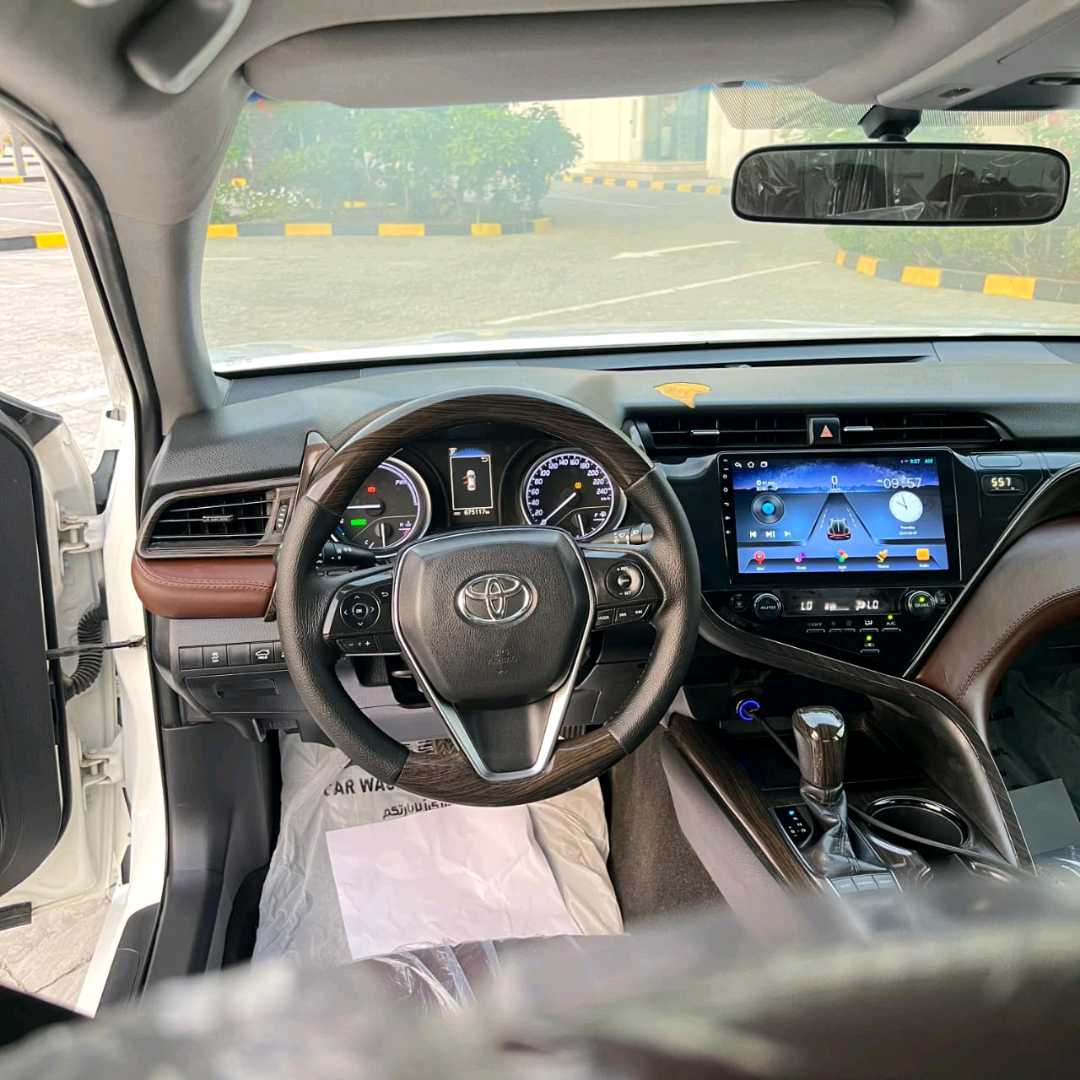 Car Image 2019 TOYOTA CAMRY LE