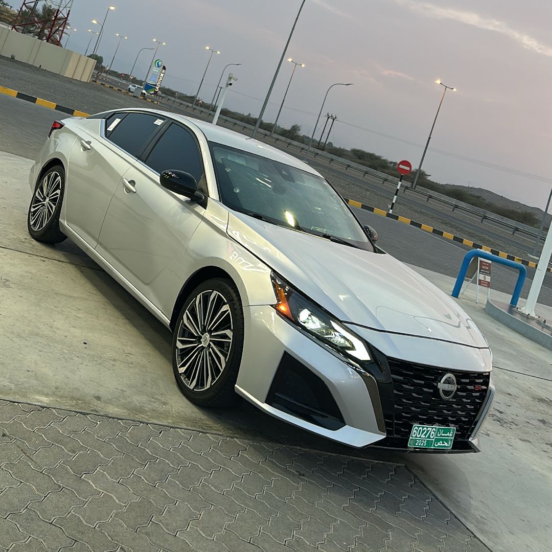 Car Image 2021 NISSAN ALTIMA SR