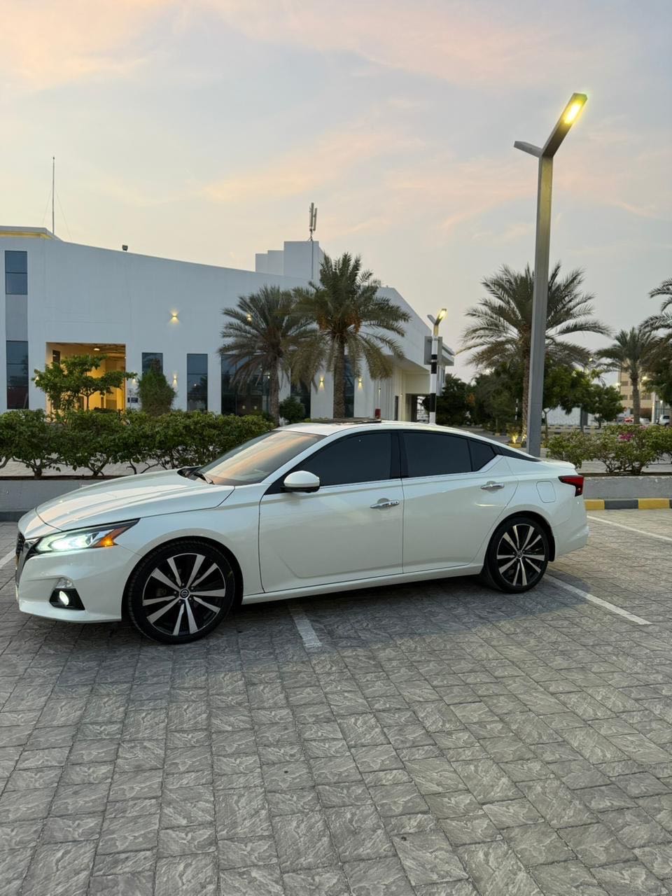 Car Image 2019 NISSAN ALTIMA Platinum 