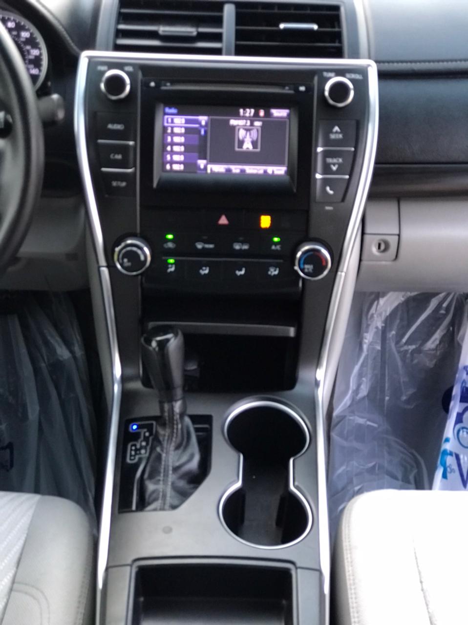 Car Image 2017 TOYOTA CAMRY LE